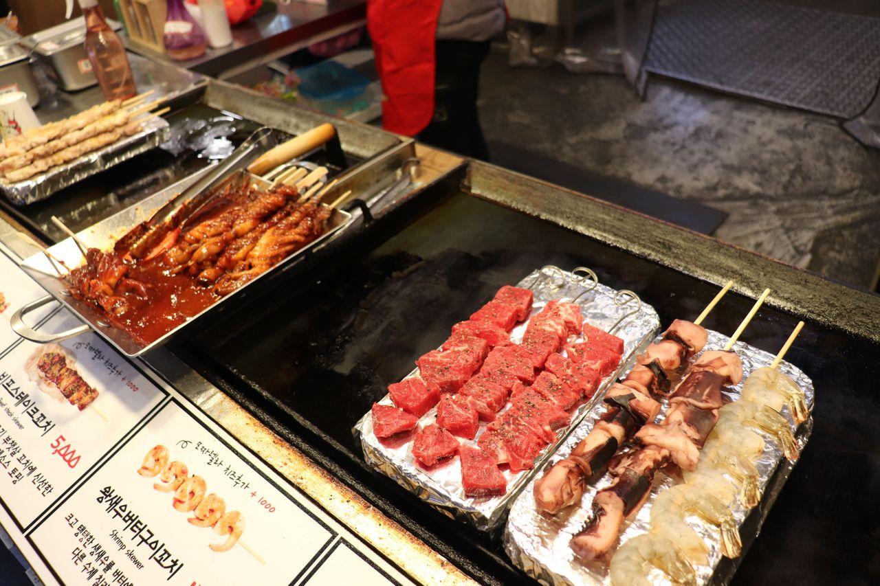 甜點和糕餅的展臺，展現店主的創意與技巧